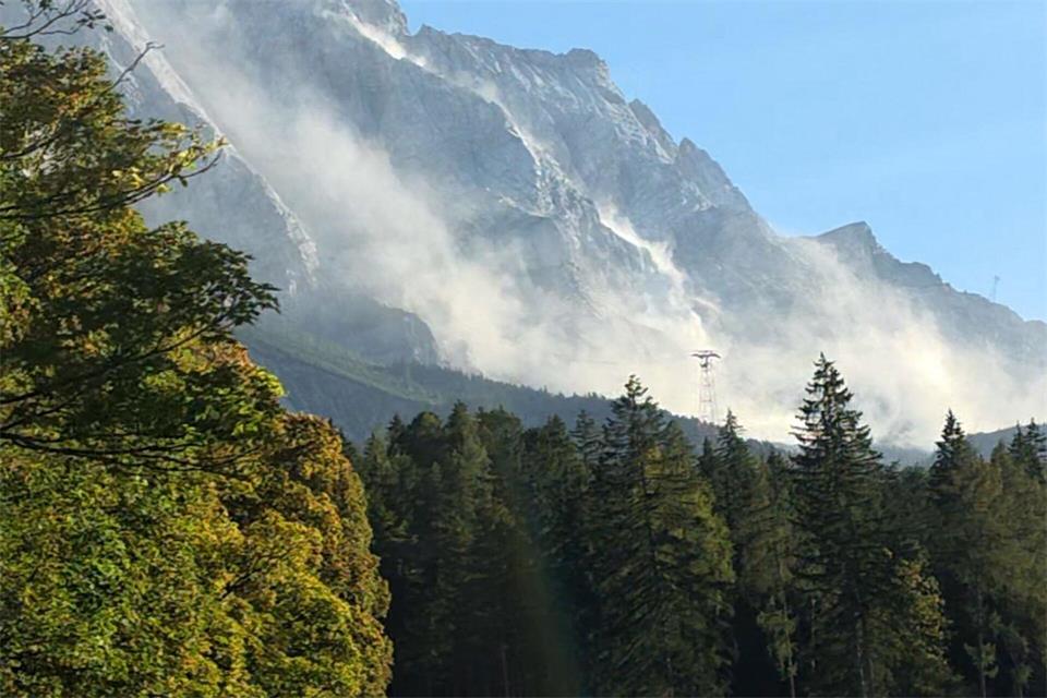 Nach dem Felssturz war eine große Staubwolke an der Zugspitze zu sehen.Dominik Bartl/dpa