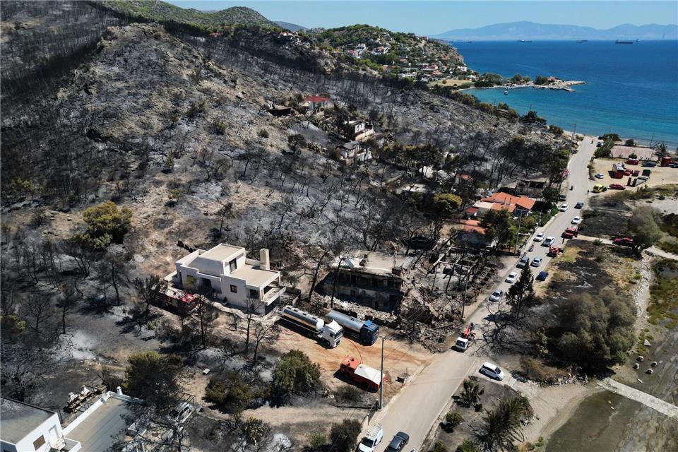 Nach dem Feuer auf der griechischen Insel Salamis ist ein Berghang verbrannt und voll Asche.Thanassis Stavrakis/AP/dpa