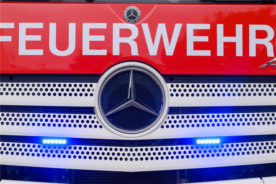 Nach dem Feuer in einer Halle voller Stroh dauern die Nachlöscharbeiten an. (Symbolbild)Klaus-Dietmar Gabbert/dpa