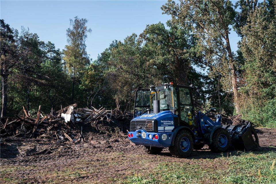 Nach dem Feuer muss aufgeräumt werden.dvo/dpa