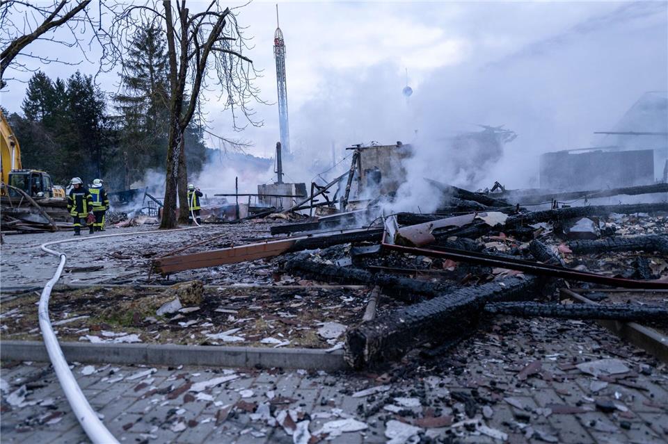 Nach dem Feuer qualmt es noch vielerorts.Pia Bayer/dpa