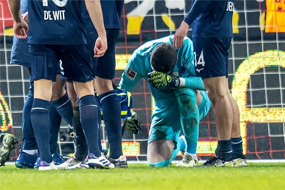 Nach dem Feuerzeug-Wurf auf Bochums Torwart Patrick Drewes stand das Spiel vor dem Abbruch.Andreas Gora/dpa