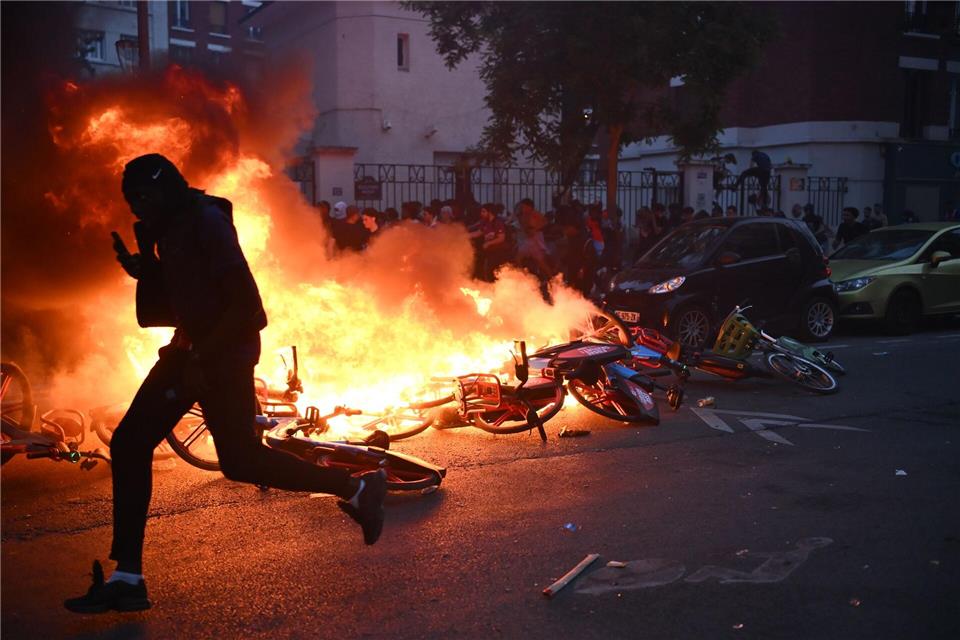 Nach dem Finale kommt es in Paris zu Ausschreitungen.Julien Mattia/Le Pictorium via ZUMA Press/dpa