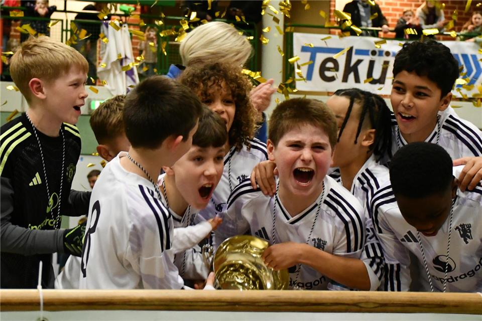 Nach dem Finalerfolg gegen den FC Augsburg gab es für die Manchester United-Talente kein Halten mehr. Auf der großen Bühne präsentierten die Engländer den Siegerpokal.