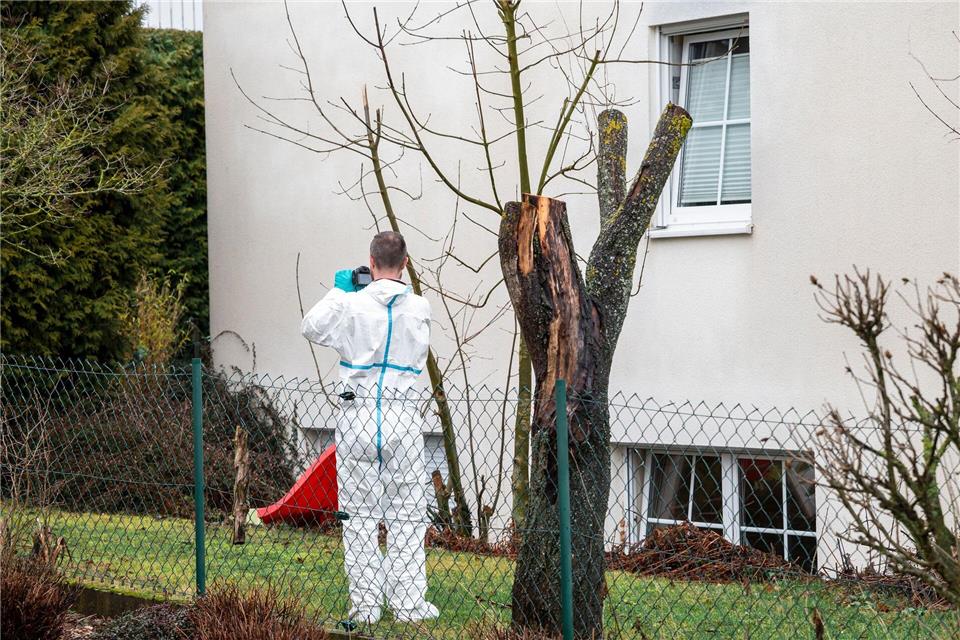 Nach dem Fund der Leichen sicherten Spezialisten Spuren rund um das Mehrfamilienhaus in Strullendorf. (Archivbild)Daniel Vogl/dpa