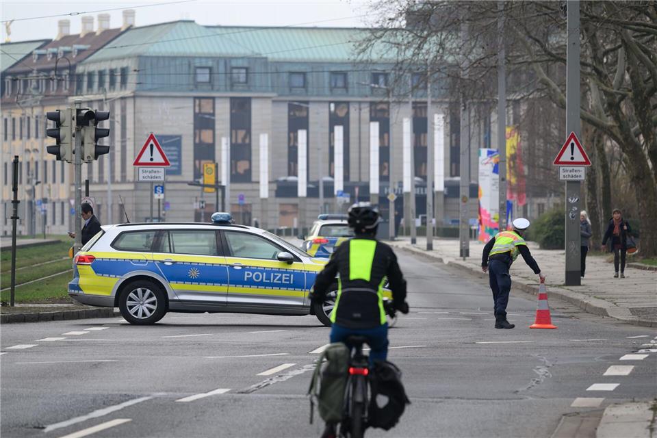 Nach dem Fund einer Fliegerbombe aus dem Zweiten Weltkrieg wurden große Teile der Dresdner Innenstadt evakuiert.Robert Michael/dpa