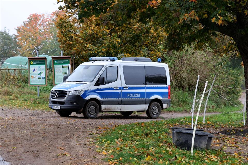 Kind vermutlich Opfer einer Gewalttat - Obduktion angeordnet Nach dem Fund einer Kinderleiche bei Güstrow soll eine Obduktion Klarheit über Identität und Todesursache schaffen. Bernd Wüstneck/dpa