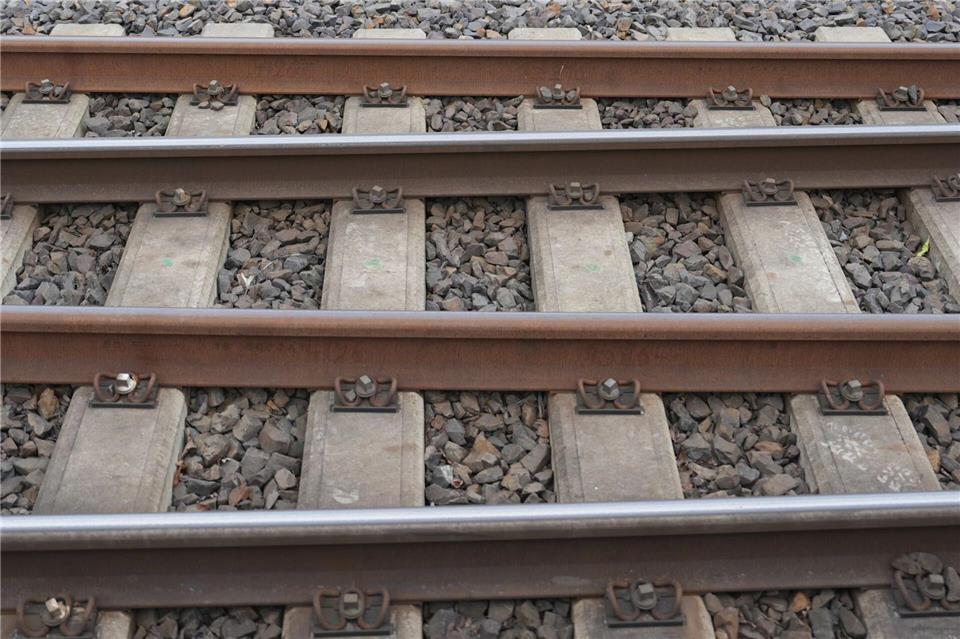 Nach dem Fund einer Leiche an einer Bahnstrecke in Baden gibt es mehr Klarheit. (Archivbild) Marcus Brandt/dpa