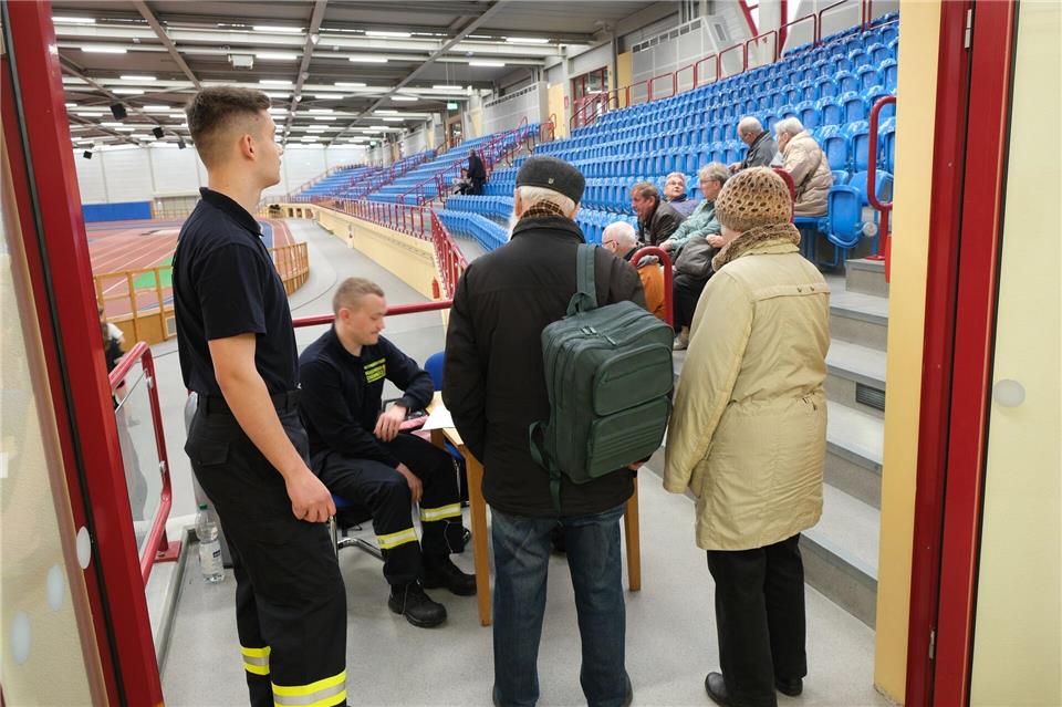 Nach dem Fund einer Weltkriegsbombe läuft in Chemnitz die Evakuierung. Betroffenen Anwohnern steht eine Halle des Sportforums als Ausweichquartier offen.Sebastian Willnow/dpa