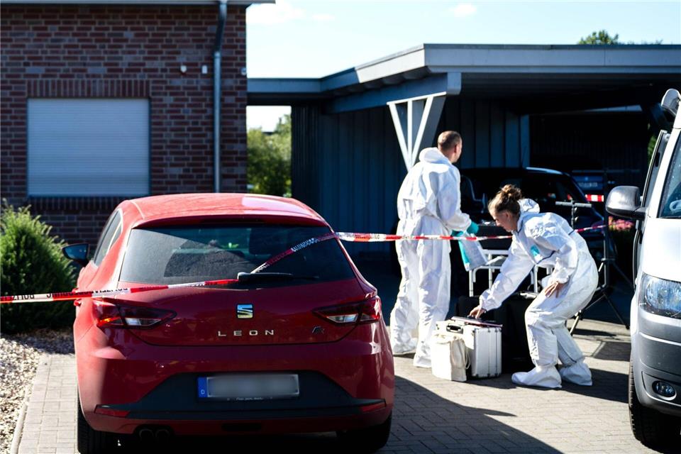 Nach dem Fund einer tödlich verletzten 30 Jahre alten Frau in Gyhum sucht die Polizei am Tatort nach Spuren und Beweismitteln. Sina Schuldt/dpa