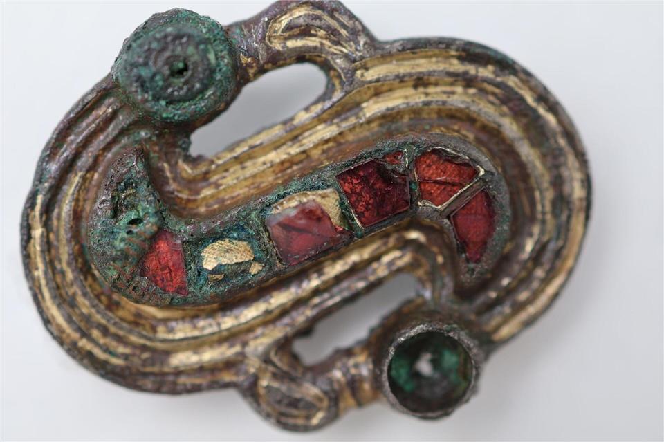 Nach dem Fund eines reich ausgestatteten Frauen-Grabes kamen Forscher zu neuen Erkenntnissen über frühe Migration. Korolnik Restaurierung/Bayerisches Landesamt für Denkmalpflege (BLfD)/dpa