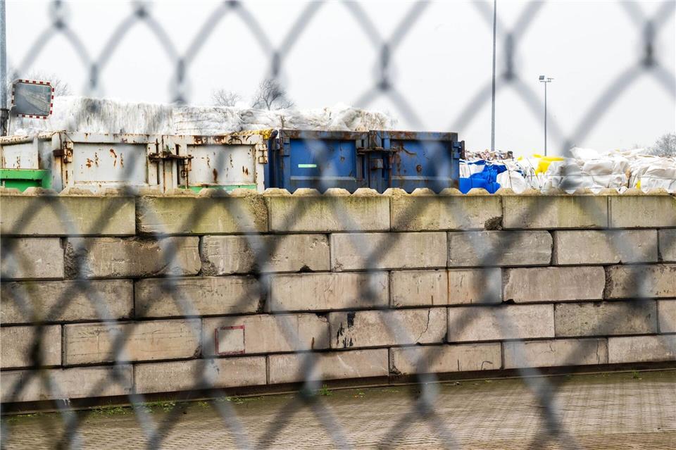 Nach dem Fund eines toten Babys im Müll sucht die Polizei weiter nach der Mutter. (Archivbild)Sina Schuldt/dpa