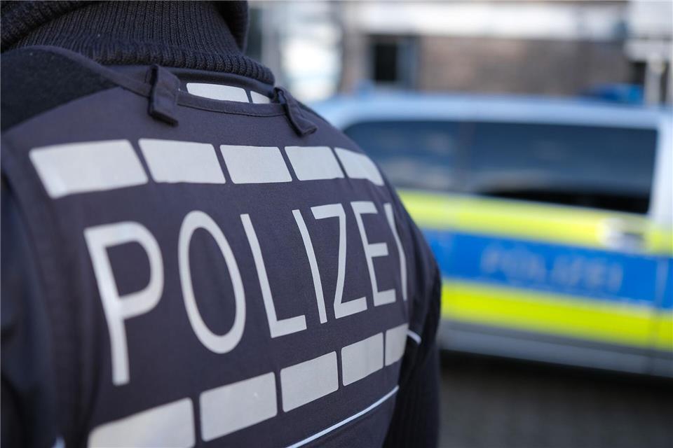 Nach dem Fund eines toten Säuglings in Mauiburg im Kreis Lörrach sucht die Polizei ein Gelände ab. (Symbolbild)Bernd Weißbrod/dpa