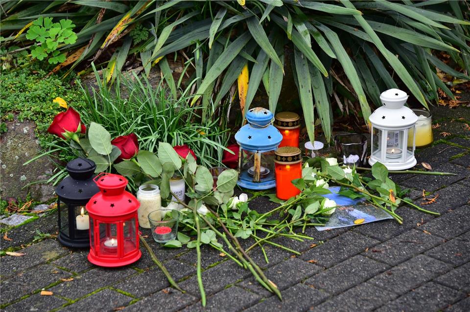 Drei Tote in Solms – innerfamiliärer Konflikt vermutet  Nach dem Fund von drei toten Mitgliedern einer Familie laufen die Ermittlungen zu den Hintergründen der Tat. Die Staatsanwaltschaft vermutet einen innerfamiliären Konflikt.Peter Knapp/dpa