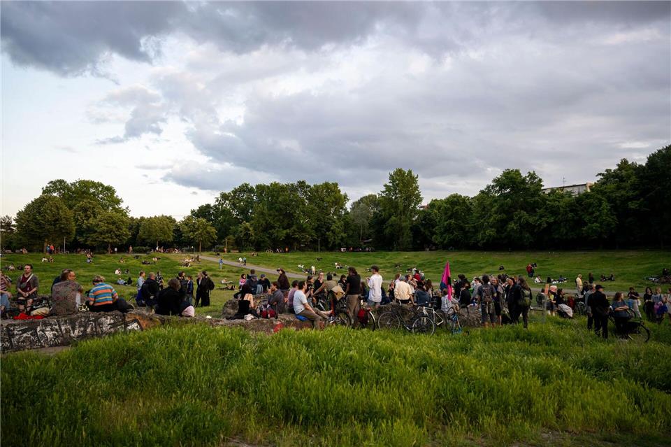 Nach dem Gerichtsurteil nutzten Dutzende die Chance und verbrachten den späten Abend im Park. Christophe Gateau/dpa