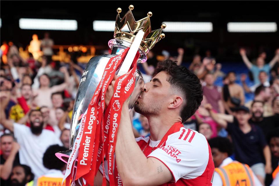 Nach dem Gewinn der Premier League: Kai Havertz küsst den Pokal. (Archivbild)John Walton/PA Wire/dpa