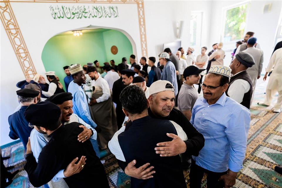 Nach dem Gottesdienst zum Opferfest Eid al-Adha ist es Sitte, möglichst viele Menschen zu umarmen. Christoph Soeder/dpa