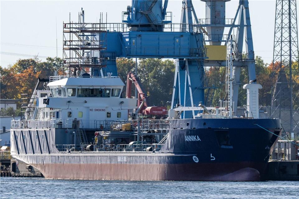 Nach dem Großbrand an Bord vor einem Jahr bald wieder einsatzbereit: das Öltankschiff „Annika“.Stefan Sauer/dpa