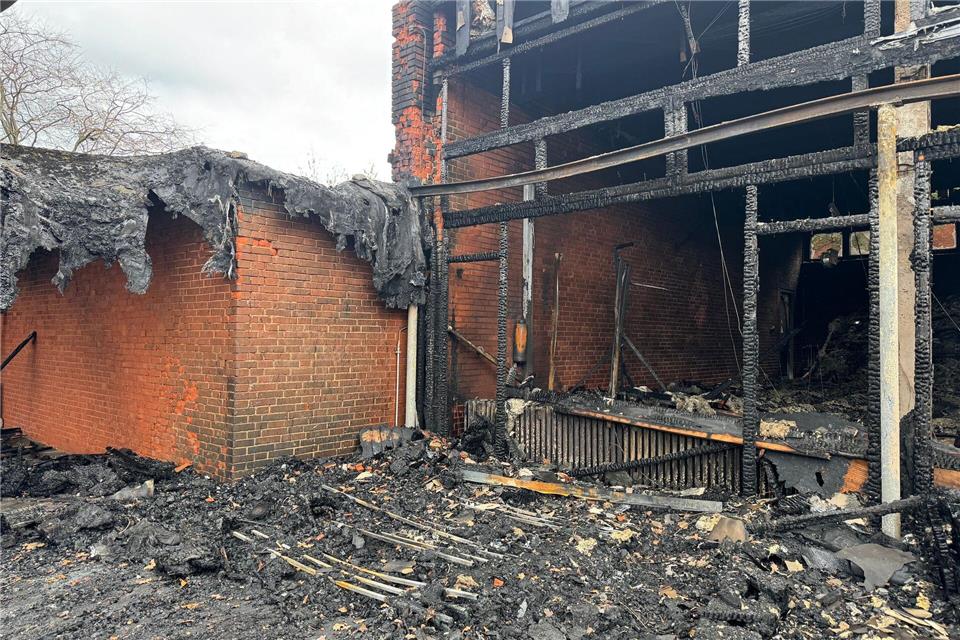 Nach dem Großbrand an der Grundschule im hannoverschen Stadtteil Mittelfeld gingen die Ermittler von vorsätzlicher Brandstiftung aus. Ein Gutachter schätzte den entstandenen Sachschaden auf rund zwei Millionen Euro. (Archivbild)Kilian Genius/dpa