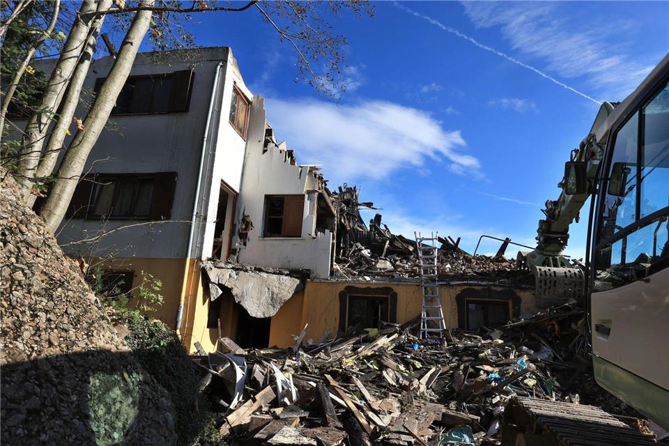 Nach dem Großbrand im Ferienort Balderschwang haben die Aufräumarbeiten begonnen.Karl-Josef Hildenbrand/dpa