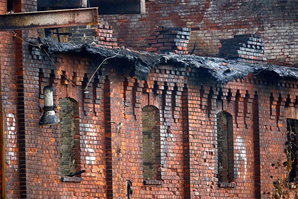 Nach dem Großbrand musste die Feuerwehr mehrfach zur historischen Malzfabrik in Wismar ausrücken. (Archivbild)Jens Büttner/dpa