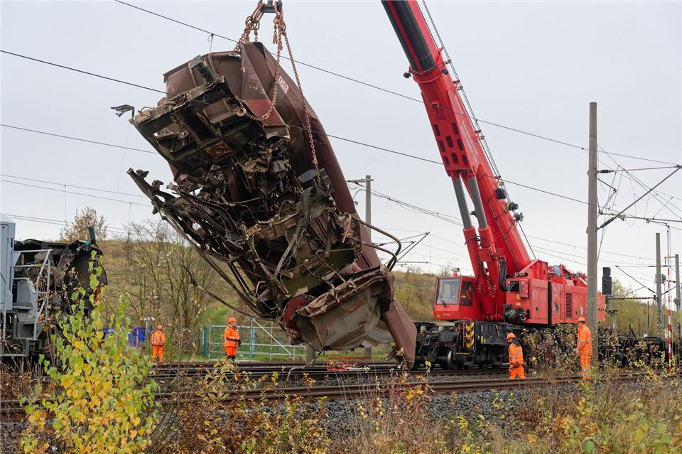Nach dem Güterzug-Unfall bei Kerpen soll am Dienstag ein S-Bahn-Gleis freigegeben werden. Henning Kaiser/dpa
