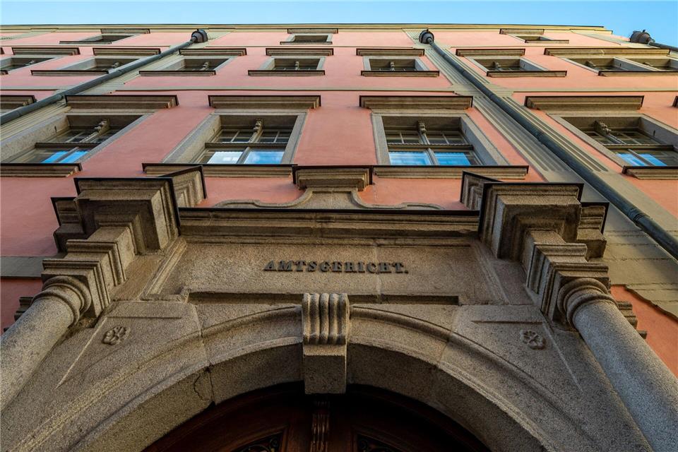 Nach dem Hafttermin lief der 22-Jährige auf dem Weg zum Polizeiwagen davon. (Archivbild)Armin Weigel/dpa