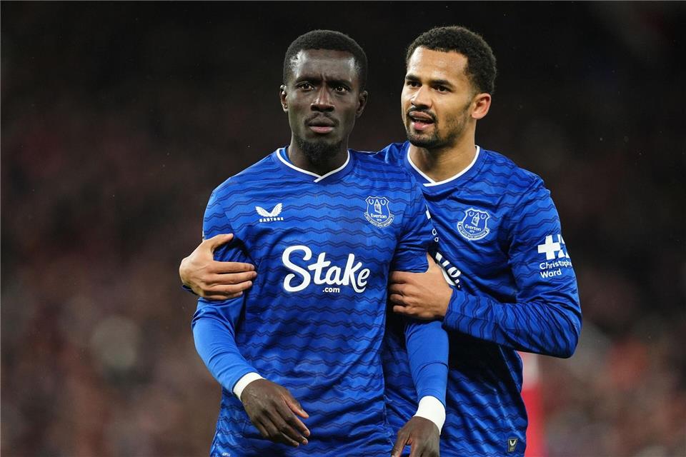 Nach dem Handgemenge und dem Platzverweis muss Everton-Profi Idrissa Gueye (li) vom Feld.Martin Rickett/PA Wire/dpa