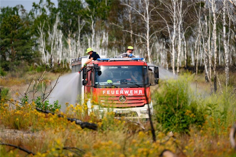 Nach dem Hitzewochenende in Sachsen gibt es Forderungen nach einer besseren Prävention und Ausrüstung der Feuerwehr. Robert Michael/dpa