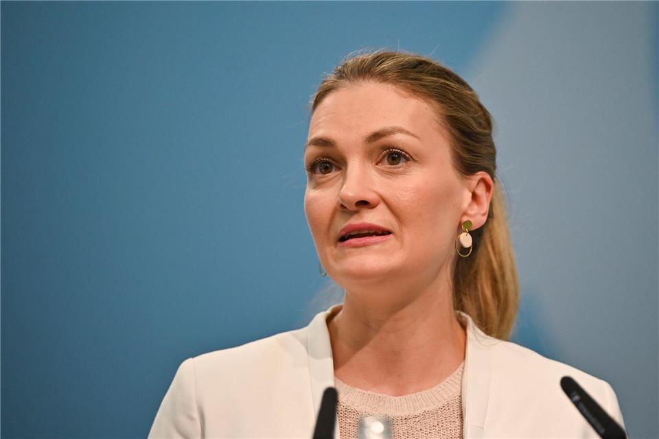 Nach dem Kompromiss zu den Krankenkassenbeiträgen fordert Bayerns Gesundheitsministerin Judith Gerlach (CSU) eine längerfristige Lösung.  Dabei dürfe es keine Denkverbote geben. (Archivbild) Katharina Kausche/dpa