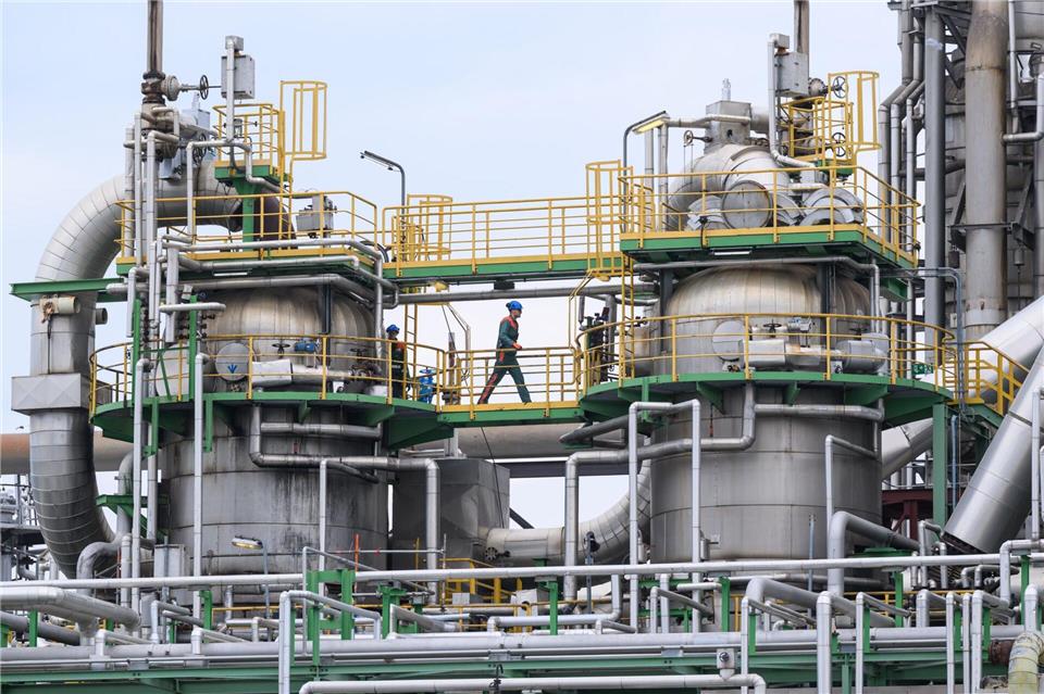 Nach dem Lieferstopp für kasachisches Öl durch die Druschba-Pipeline in Russland sucht der Bund nach Auswegen, um die Auslastung der Raffinerie PCK in Schwedt zu sichern. (Archivbild) Patrick Pleul/dpa