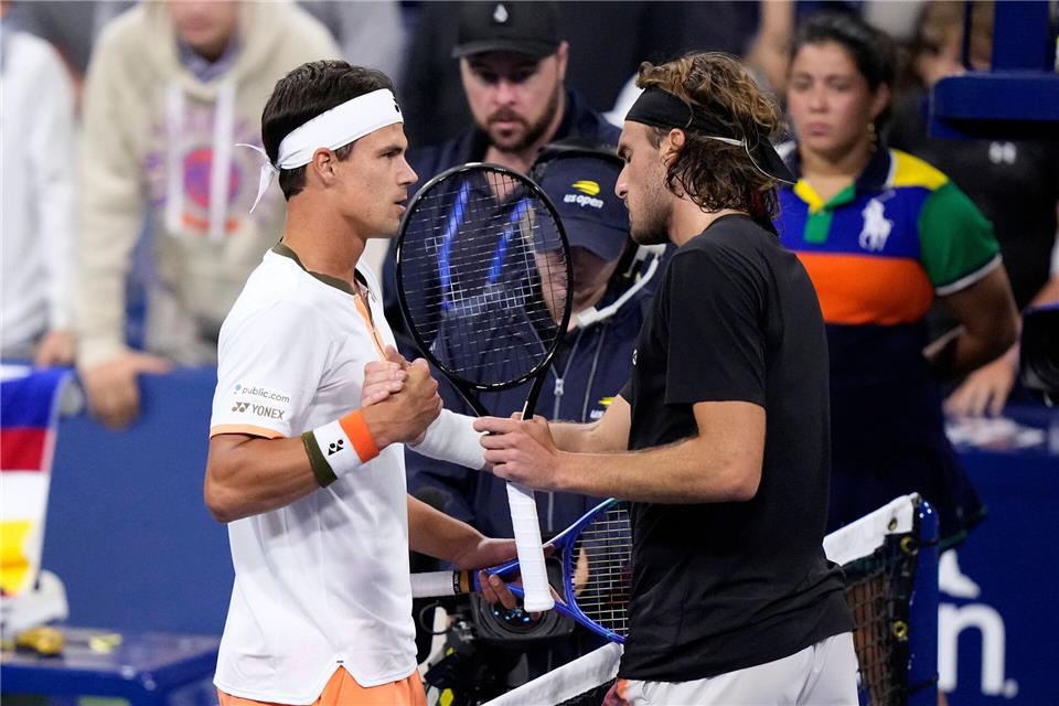 Nach dem Match gab es noch einen kleinen Disput zwischen Daniel Altmaier (l) und Stefanos Tsitsipas.Frank Franklin II/AP/dpa
