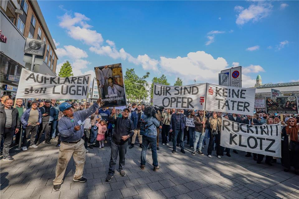 Nach dem Millionen-Coup fordern Kunden vollen Schadenersatz.Christoph Reichwein/dpa