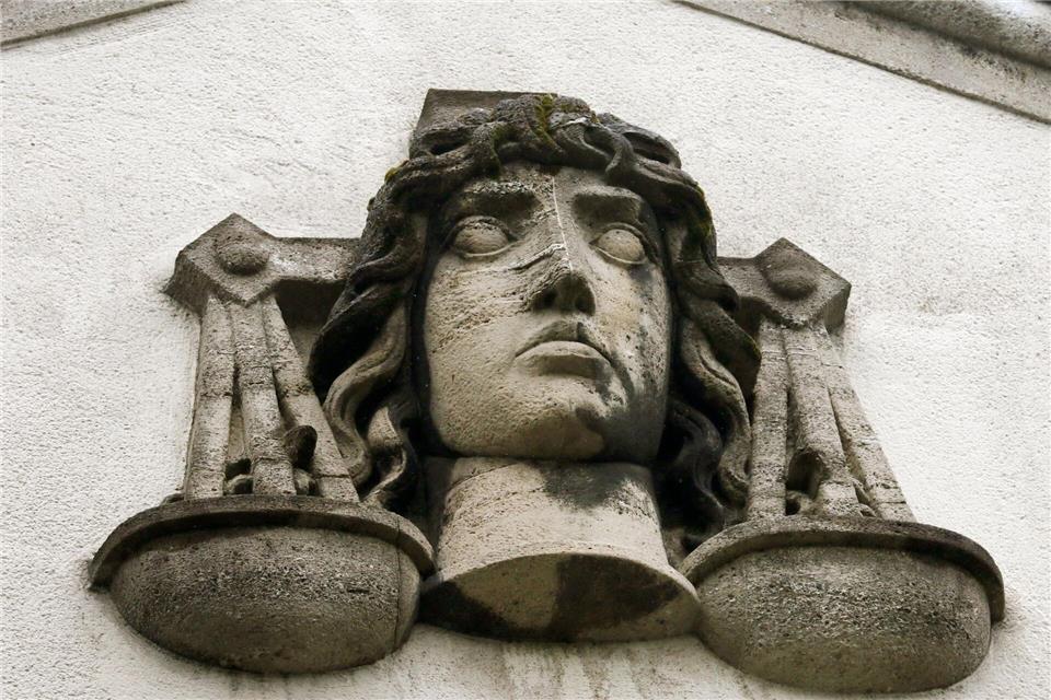 Nach dem Missbrauch von Kindern auf Grundschultoiletten endete in Krefeld der Strafprozess gegen einen 26-Jährigen. (Symbolbild)Ina Fassbender/dpa