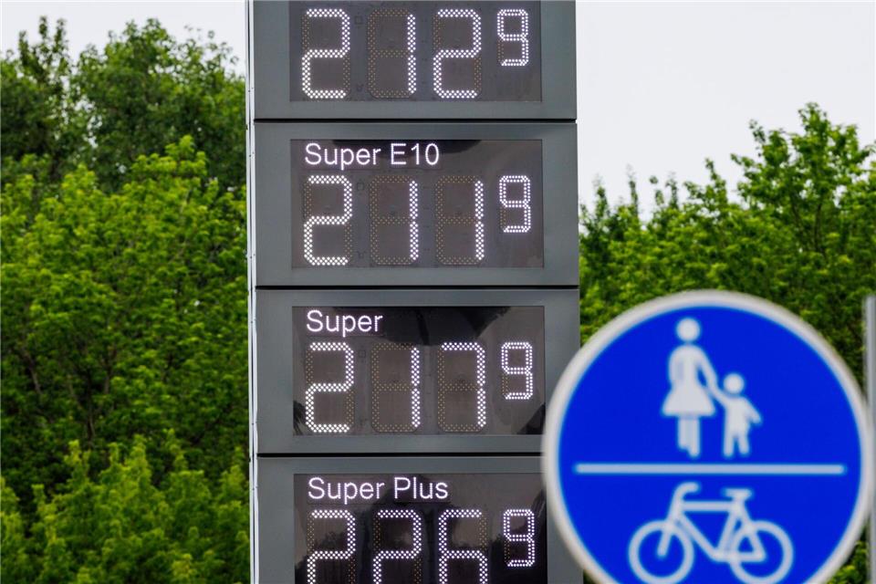 Nach dem Mittagssprung lagen Benzin und Diesel im bundesweiten Durchschnitt deutlich über 2 Euro pro Liter.Jens Büttner/dpa