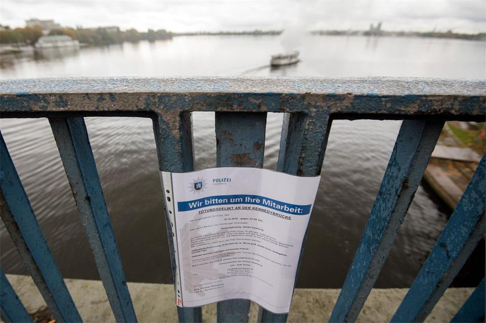 Nach dem Mord an der Kennedybrücke bat die Polizei Zeugen mit Plakaten und Zetteln um Hinweise. (Archivbild)picture alliance / dpa