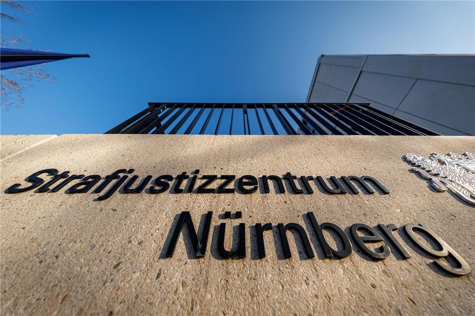 Nach dem Mord an seiner Ehefrau muss ein Rentner ins Gefängnis. Das Landgericht Nürnberg-Fürth verurteilte ihn zu neun Jahren Haft. Daniel Karmann/dpa