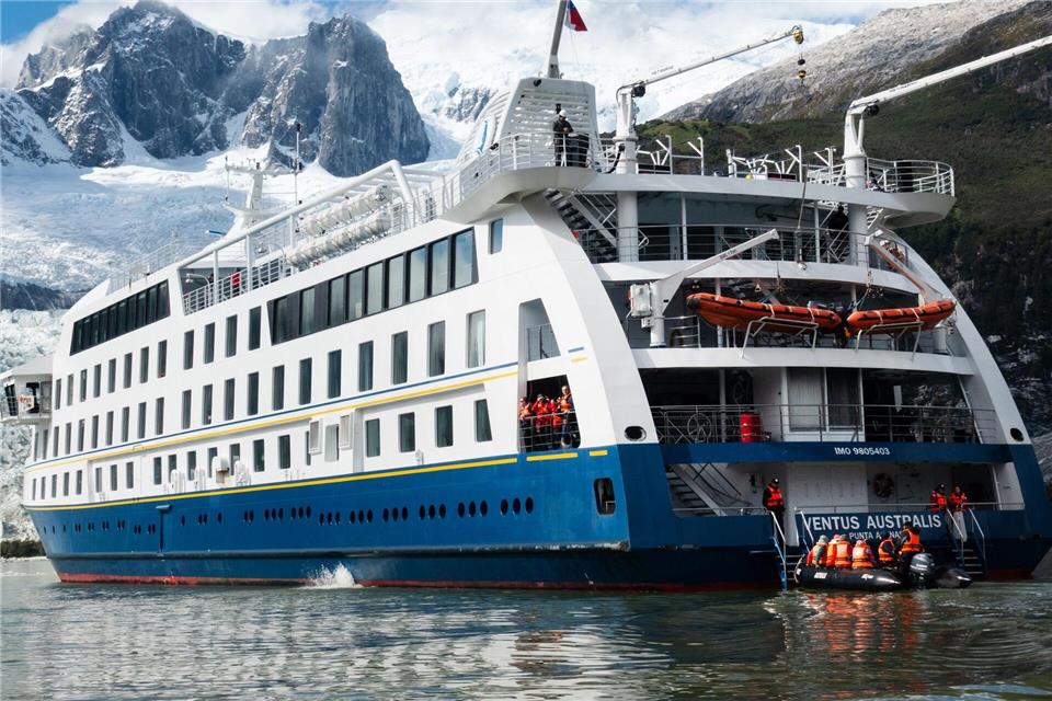 Nach dem Naturspektakel zurück am Schiff: Schiff und Beiboot im Pía-Fjord.Andreas Drouve/dpa-tmn