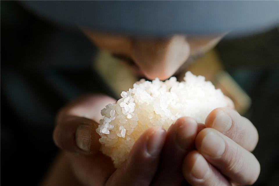 Nach dem Polieren der Reiskörner werden sie gedämpft und verlieren mehr und mehr den typischen Reisgeschmack. Markus Bassler/dpa-tmn