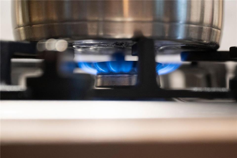 Nach dem Preissprung an den Energiemärkten bleibt unklar, ob Haushalte bald mehr für Strom und Gas zahlen müssen. (Symbolbild)Marijan Murat/dpa