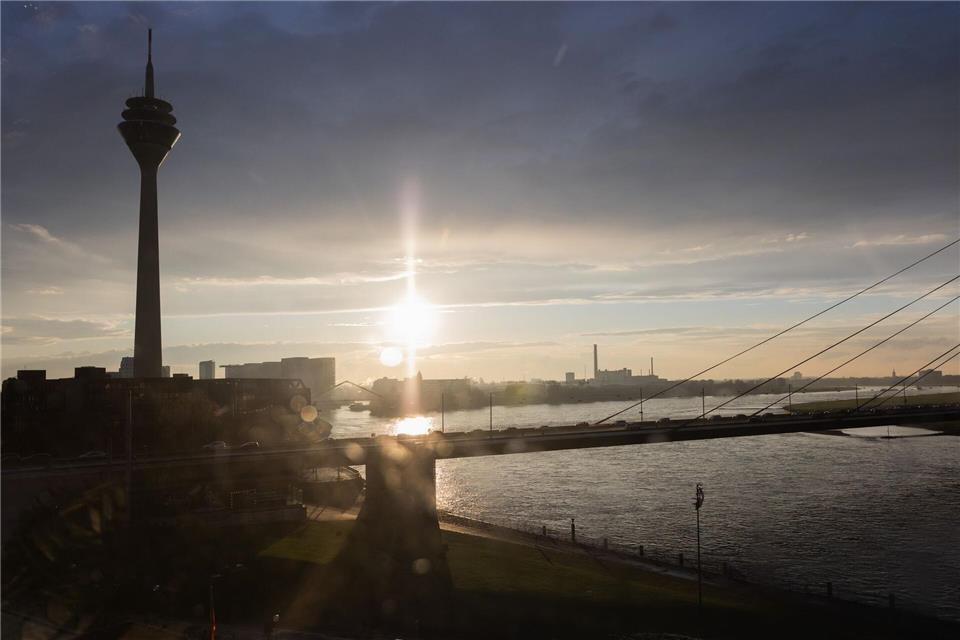 Nach dem Regen kommt die Sonne: Diese kämpft sich, so wie hier in Düsseldorf, gegen Abend etwas zwischen den dichten Wolken hervor.Rolf Vennenbernd/dpa
