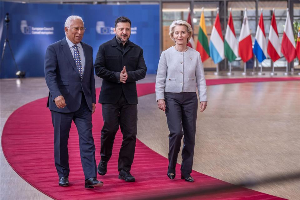 Nach dem Regierungswechsel in Ungarn sind sich wieder alle 27 EU-Staaten beim Thema Ukraine einig.Michael Kappeler/dpa