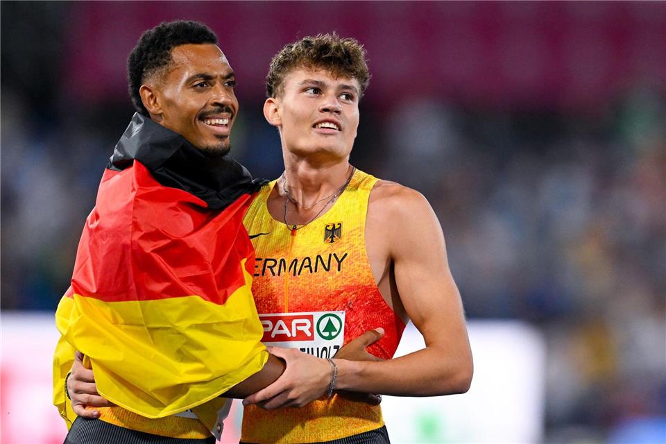 Nach dem Rennen tröstete Emil Agyekum den fünftplatzierten Owe Fischer-Breiholz.Sven Hoppe/dpa