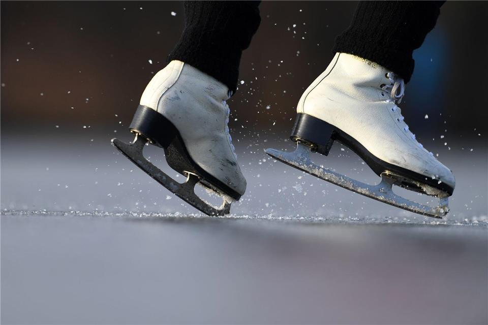 Nach dem Schlittschuhlaufen kann man auf dem Hofgut Laubenheimer Höhe noch Stockschießen oder etwas essen. (Symbolbild)picture alliance/dpa/dpa-Zentralbild