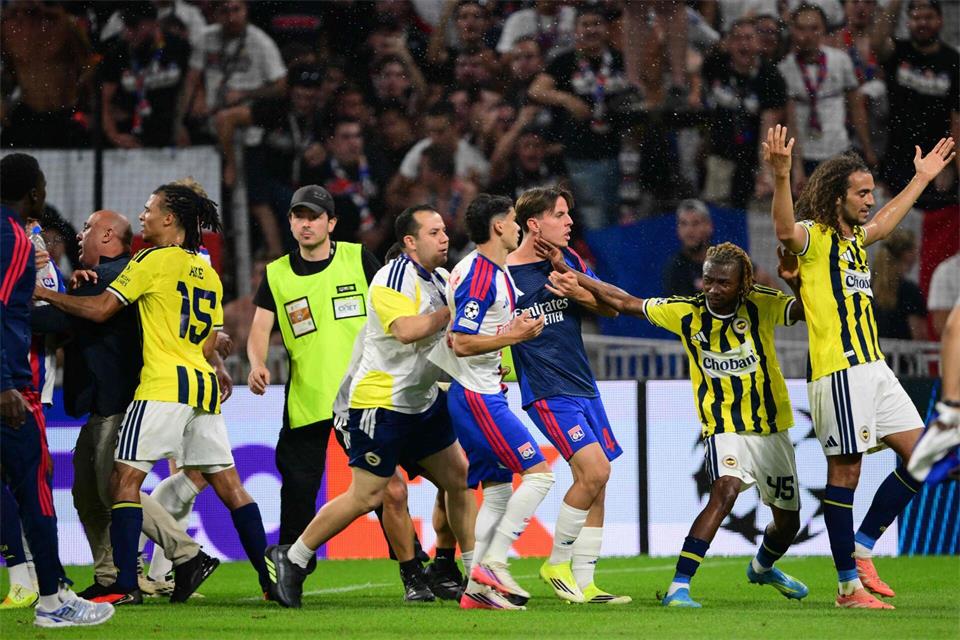 Nach dem Schlusspfiff der Partie Olympique Lyon gegen Fenerbahçe Istanbul kam es zu Rangeleien. Olivier Chassignole/AFP/dpa