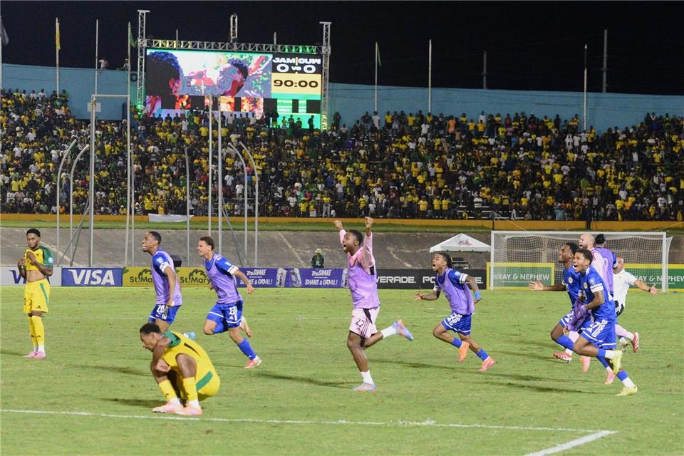 Nach dem Schlusspfiff gab es kein Halten mehr! Curaçao ist erstmals bei der Fußball-WM dabei.Collin Reid/AP/dpa