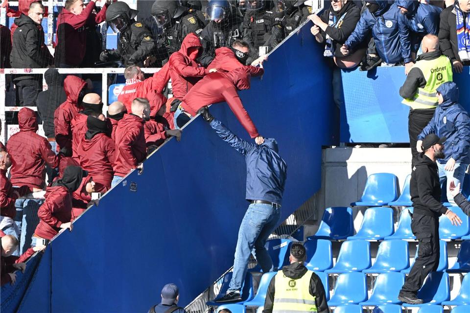 Spätes Siegtor und Krawall: FCK gewinnt Derby in Karlsruhe Nach dem Schlusspfiff kam es zu Auseinandersetzungen zwischen beiden Fangruppen.Uli Deck/dpa