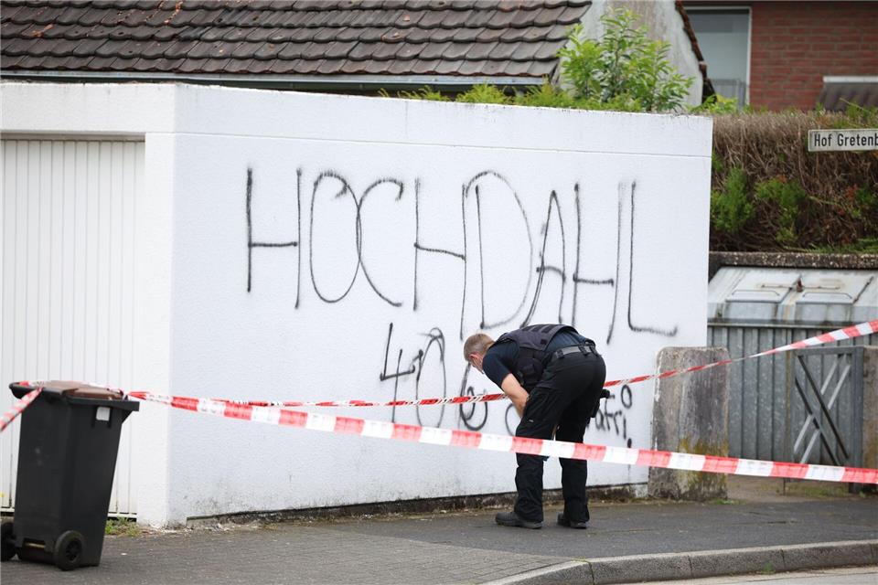 Nach dem Schuss aus der Polizeiwaffe wurden Spuren gesichert.Christoph Reichwein/dpa