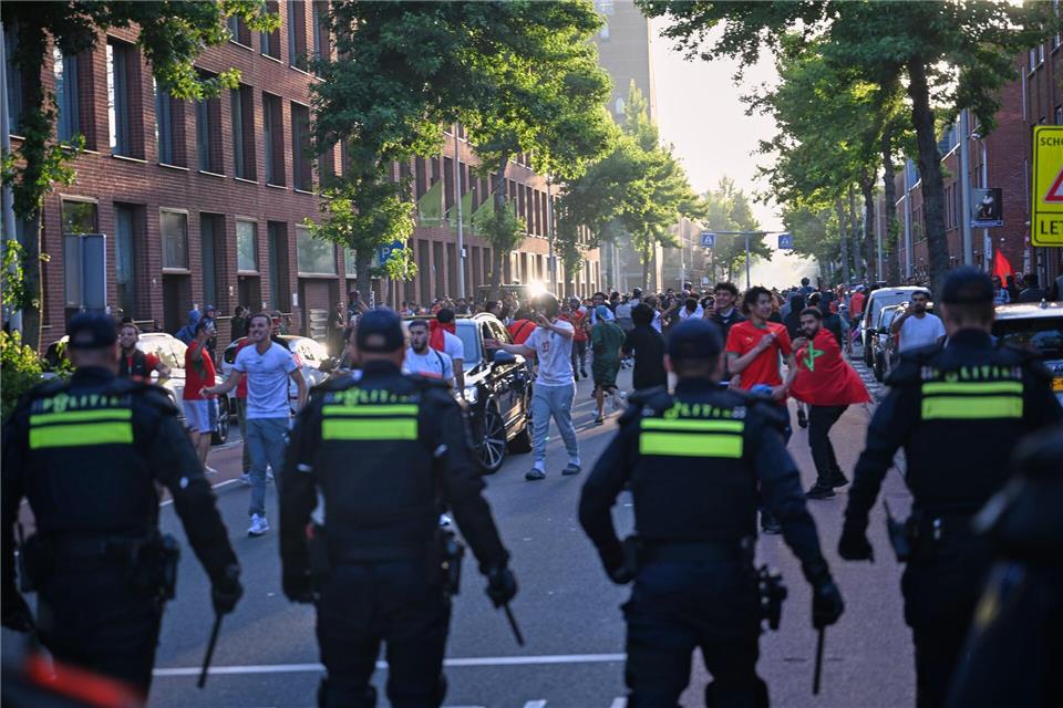 Nach dem Sieg Marokkos gegen die Niederlande bei der WM ist es in Den Haag zu Unruhen gekommen.Mouneb Taim/AP/dpa