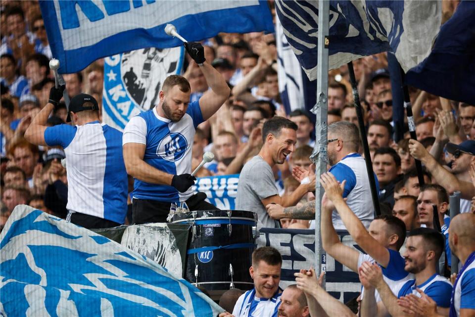 KSC obenauf: Eichners neue Erfahrung auf dem Zaun Nach dem Sieg gegen Nürnberg baten die KSC-Fans Trainer Christian Eichner in die Kurve.Philipp von Ditfurth/dpa